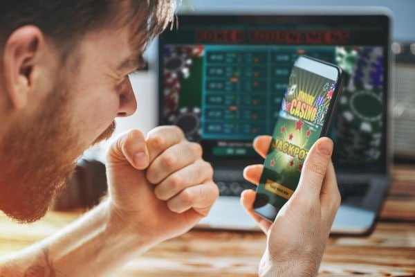 Pengguna melihat pengaturan privasi pada perangkatnya untuk mengatur akses data layanan hiburan
